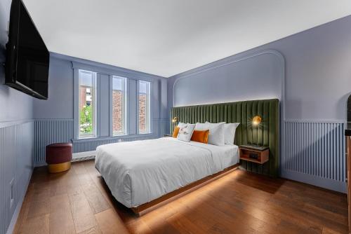 Deluxe Queen Room image 5