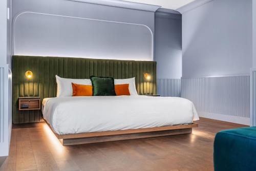 Deluxe King Room image 4