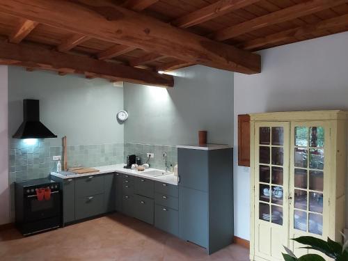 virtuve, Mas du moulin neuf, holidayhome with private garden and jacuzzi in Saint-Hippolyte-du-Fort