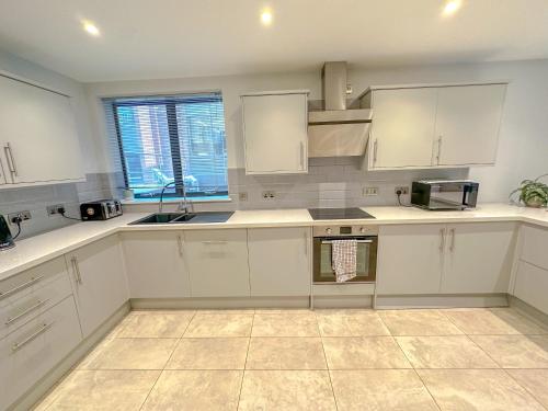 Primestay 91 Baker Street Apartments - main image