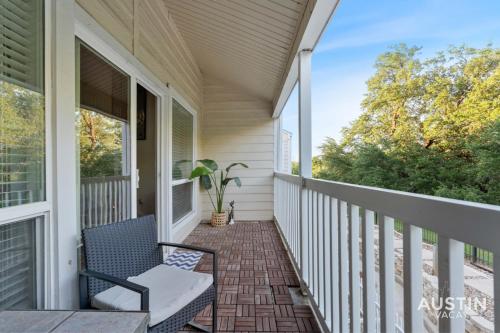 Waterfront Loft w Park View with Pool and Dock Access in Austin, USA