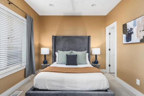 WALK to Belmont, 12 South with Private Patio and Garage in Nashville, USA