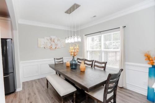 Sojourn Palm Tree Family Oasis 4 BR in North Camellia Acres, USA