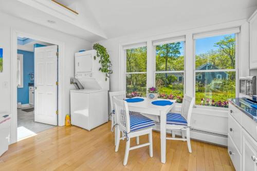 廚房, Bright and Cozy with Patio Grill and near the Beach and Golf in 布魯斯特