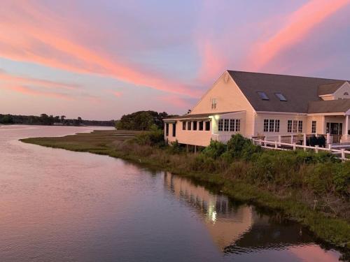Cottage Oasis by Lake with Kayaks Fire Pit and a Huge Yard - Tap to explore photos