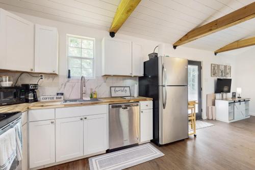 2BR Charming Home with Porch, W and D - Woodville