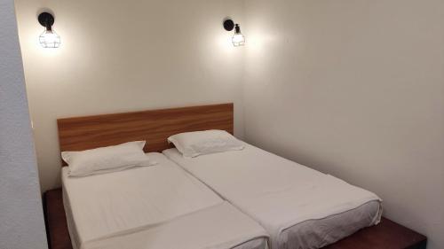 1 queen bed, 2 twin beds