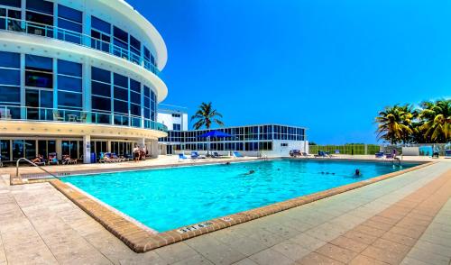 Castle M4 Beachfront Balcony Loft, Free Parking, Pool, Tennis, Beach Access - Miami Beach
