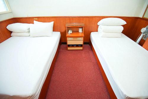 1 double bed, 1 twin bed