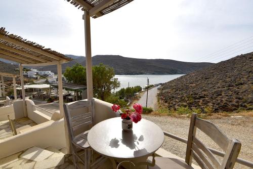 สภาพแวดล้อมโดยรอบ, Kohili Kolibithra in Tinos in ไทโนซ