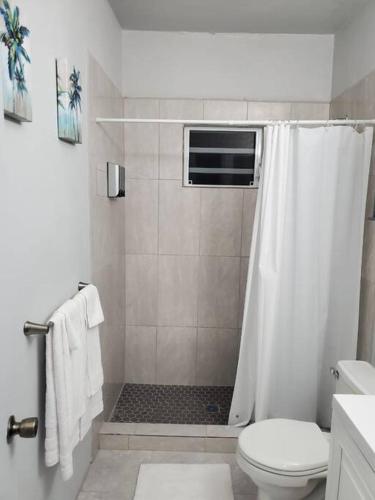 Zuhanyzó, Modern Home with AC Near Local Attractions and Beaches in Parham