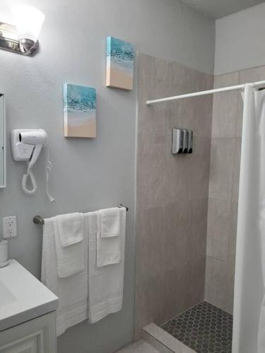 Zuhanyzó, Modern Home with AC Near Local Attractions and Beaches in Parham