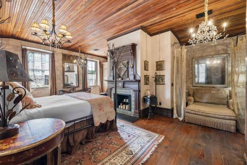 1 Bedroom Suite on Main Street in Fredericksburg, USA