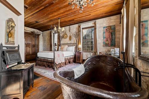 1 Bedroom Suite on Main Street in Fredericksburg, USA