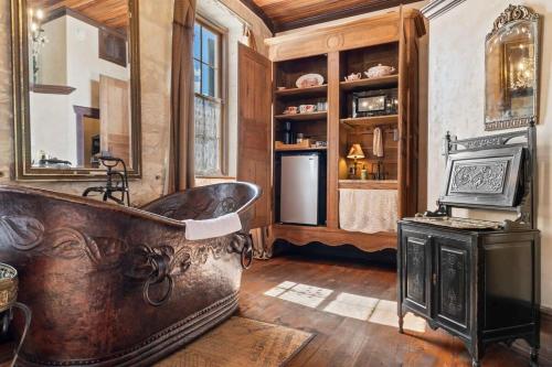1 Bedroom Suite on Main Street in Fredericksburg, USA