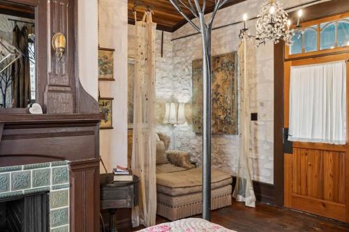1 Bedroom Suite on Main Street in Fredericksburg, USA