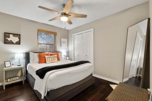 3 Bedroom Hot Tub Firepit Game room in Fredericksburg, USA
