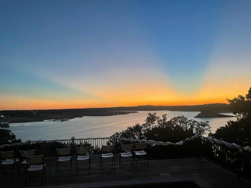 Waterfront - Pool - Hot Tub - Lake Views - Boat Dock in Volente (TX)