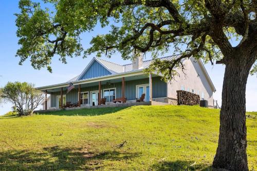 Enchanted Rockview House - 3 Bedroom-Firepit in Fredericksburg, USA