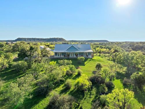 Enchanted Rockview House - 3 Bedroom-Firepit in Fredericksburg, USA