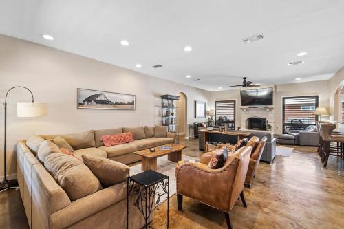 4 Bedroom Close to Downtown Hot Tub-Pool in Fredericksburg, USA