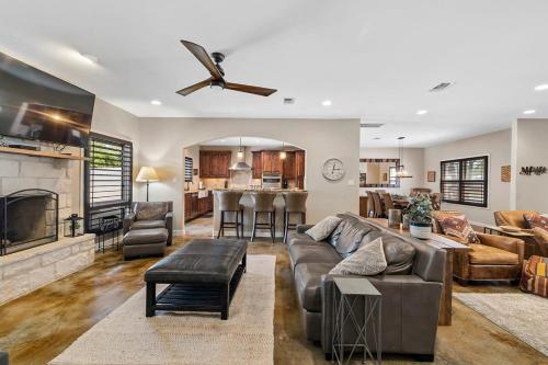4 Bedroom Close to Downtown Hot Tub-Pool in Fredericksburg, USA