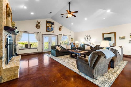 Enchanted Rockview House - 3 Bedroom-Firepit in Fredericksburg, USA