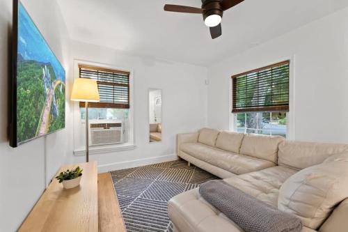 Quaint 3 Bedroom House with Huge Yard in Austin, USA
