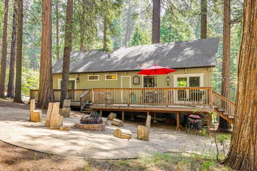 Cabin w/ Deck & Fire Pit in Blue Lake Springs!, Arnold (zdjęcie 3)