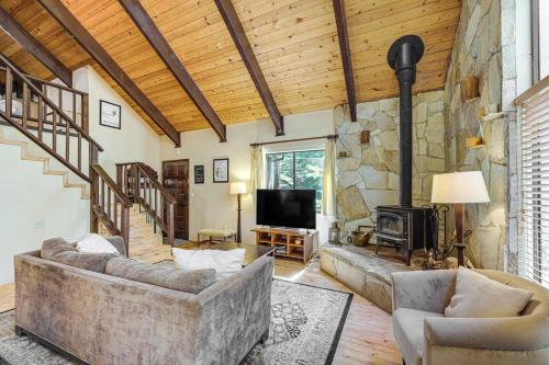 Cabin w/ Deck & Fire Pit in Blue Lake Springs!, Arnold (zdjęcie 5)