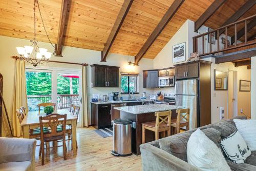 Cabin w/ Deck & Fire Pit in Blue Lake Springs!, Arnold (zdjęcie 7)