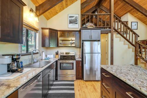 Cabin w/ Deck & Fire Pit in Blue Lake Springs!, Arnold (zdjęcie 9)