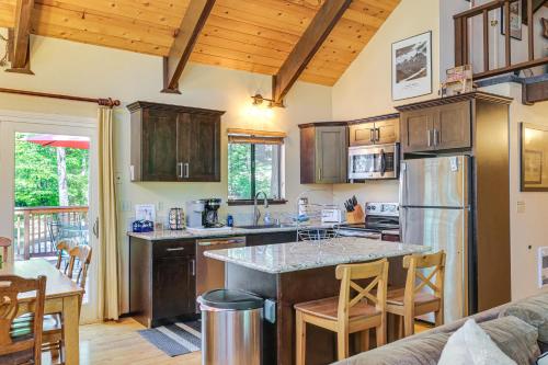 Cabin w/ Deck & Fire Pit in Blue Lake Springs!, Arnold (zdjęcie 8)