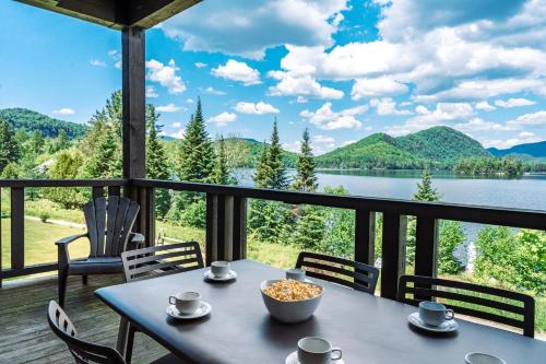 Lake Resort Suite: Views & Amenities in Lac Superieur (QC)