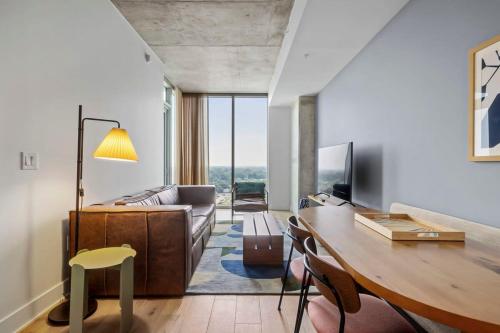 Modern Rainey St Oasis - Pool & Stunning Views in Austin, USA