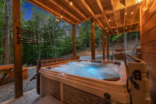 Grants Lodge w Hot Tub Fire Pit Arcade Machine in Blue Ridge, USA