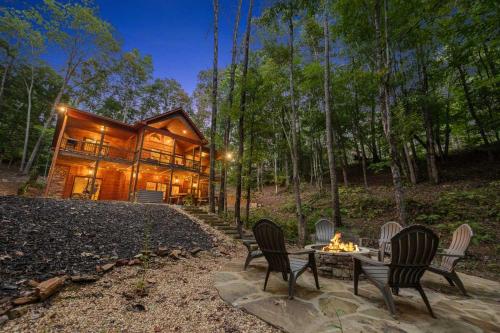 Grants Lodge w Hot Tub Fire Pit Arcade Machine in Blue Ridge, USA