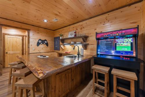 Grants Lodge w Hot Tub Fire Pit Arcade Machine in Blue Ridge, USA