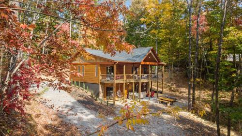 Grants Lodge w Hot Tub Fire Pit Arcade Machine in Blue Ridge, USA