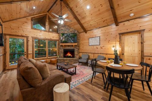 Grants Lodge w Hot Tub Fire Pit Arcade Machine in Blue Ridge, USA