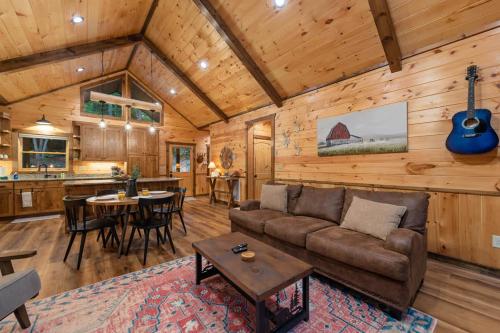 Grants Lodge w Hot Tub Fire Pit Arcade Machine in Blue Ridge, USA