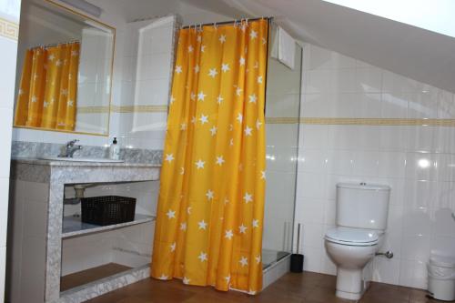 Apartamento en bloque vivienda con piscina y barbacoa a 15 min de la playa in Meis