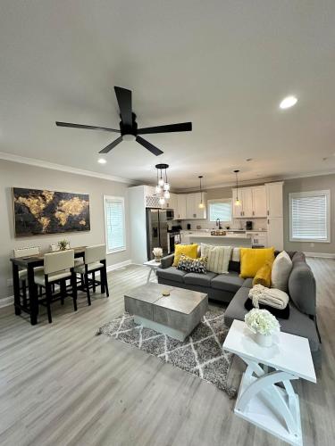 NEW Charming 3BD Townhome with Wifi - 9 Min to Uptown in Charlotte, USA