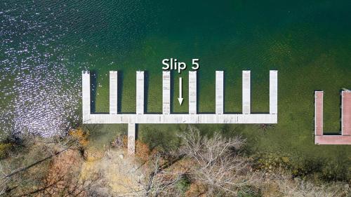 Ferndale: New, Lake Access w. Dock Slip, Hot Tub, Dogs OK in Oakland, USA