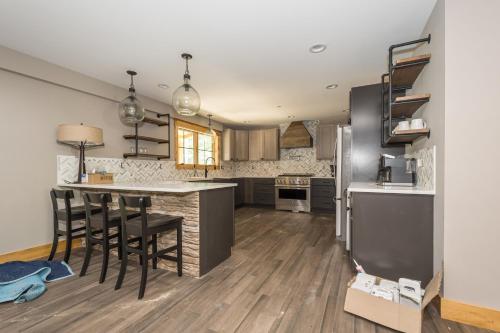Stone Haven: New, Lake Access w. Dock Slip, Hot Tub, Fire Pit in Oakland, USA