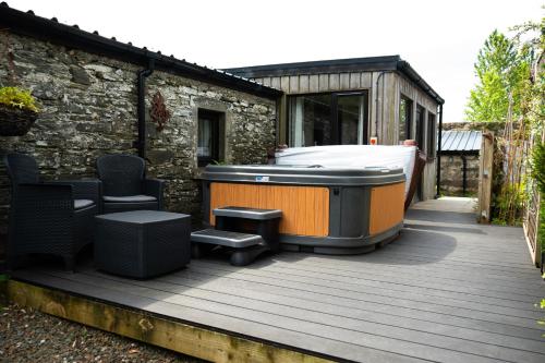 Джакузі, Fyne Byre Cottage - Barn Conversion with Hot Tub in Furnace