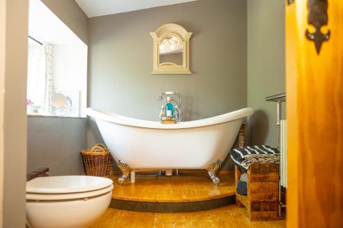 Ванна кімната, Fyne Byre Cottage - Barn Conversion with Hot Tub in Furnace