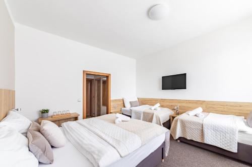 1 double bed, 2 twin beds