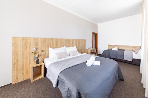 1 double bed, 1 twin bed