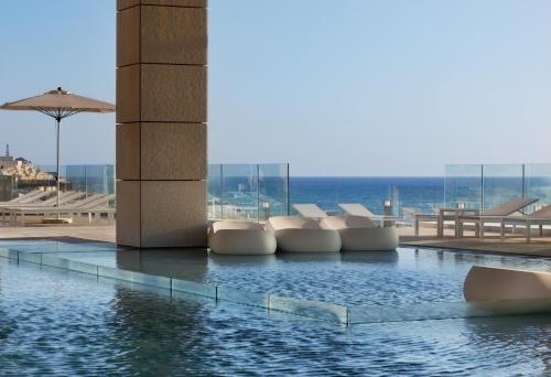 游泳池, Royal Beach Hotel Tel Aviv by Isrotel Exclusive in 特拉維夫